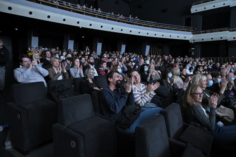 Ovacije na premijeri “Deset u pola” Danisa Tanovića u Beogradu