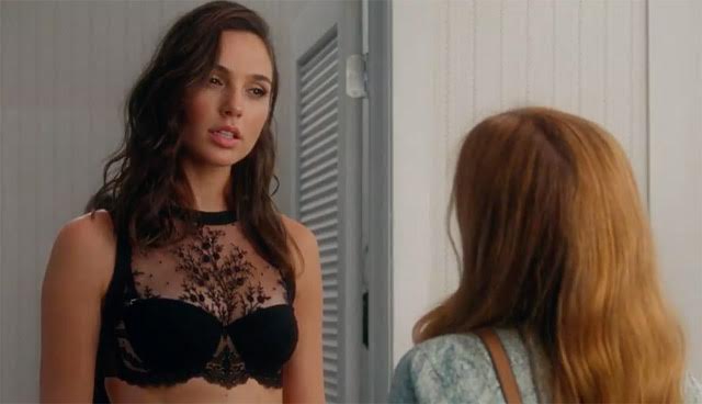 Gadot i Fisher u insertu iz filma "Keeping Up With The Joneses"