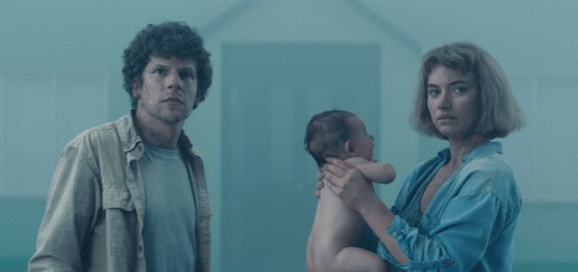 Jesse Eisenberg i Imogen Poots u insertu iz filma "Vivarium"